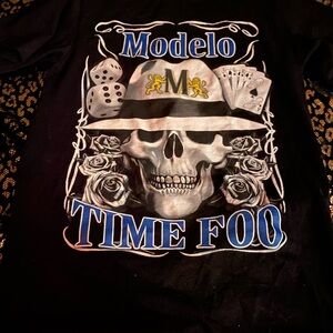Modelo Graphic Tee